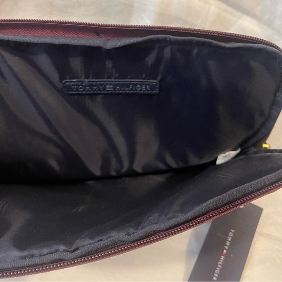 ❤️2/$15 or 3/$21❤️ NWT Tommy Hilfiger Tech Zip Case - Picture 3 of 10